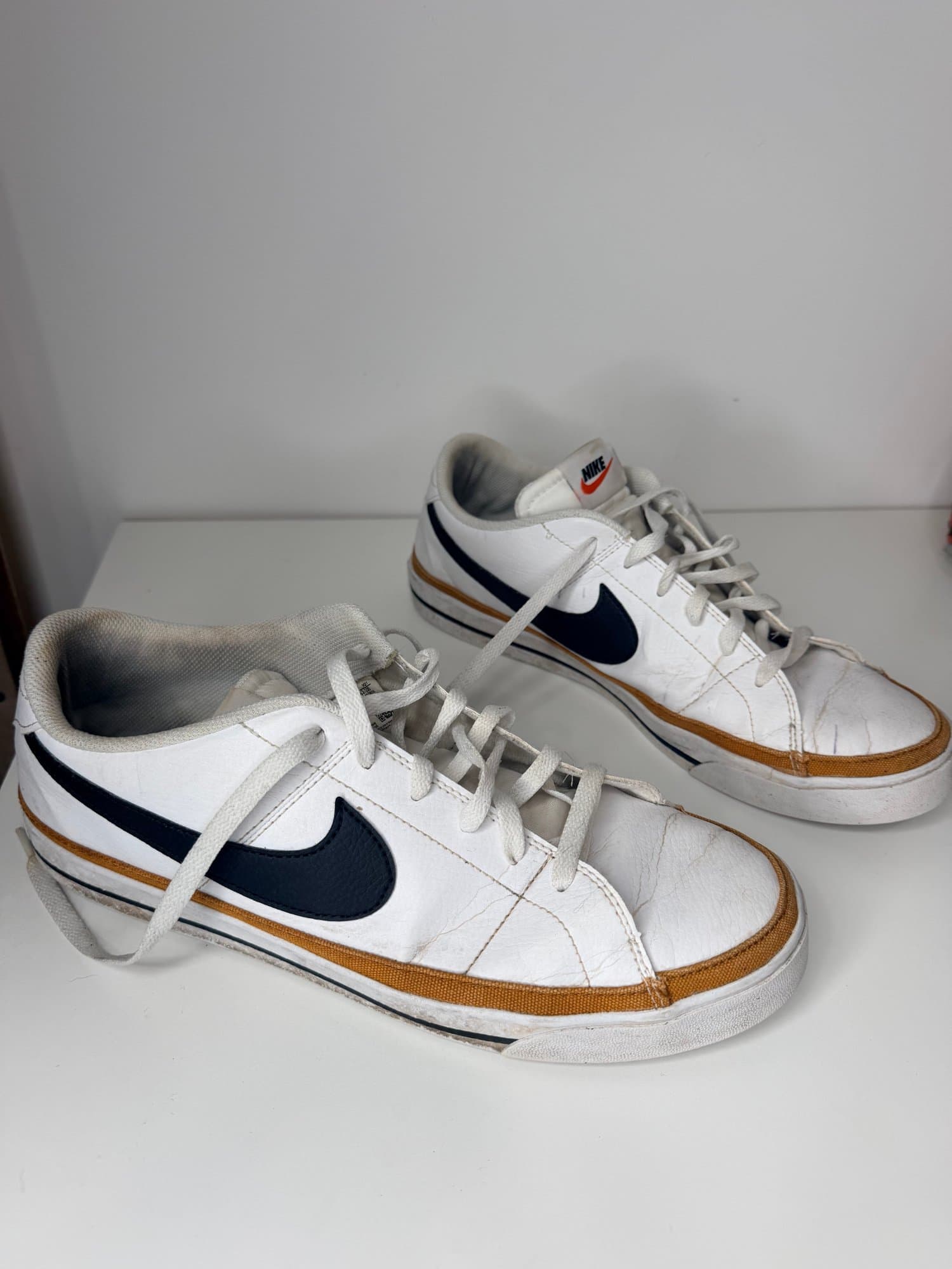 Nike Sweet Classic low top sneakers white size 12 or womens 13.5