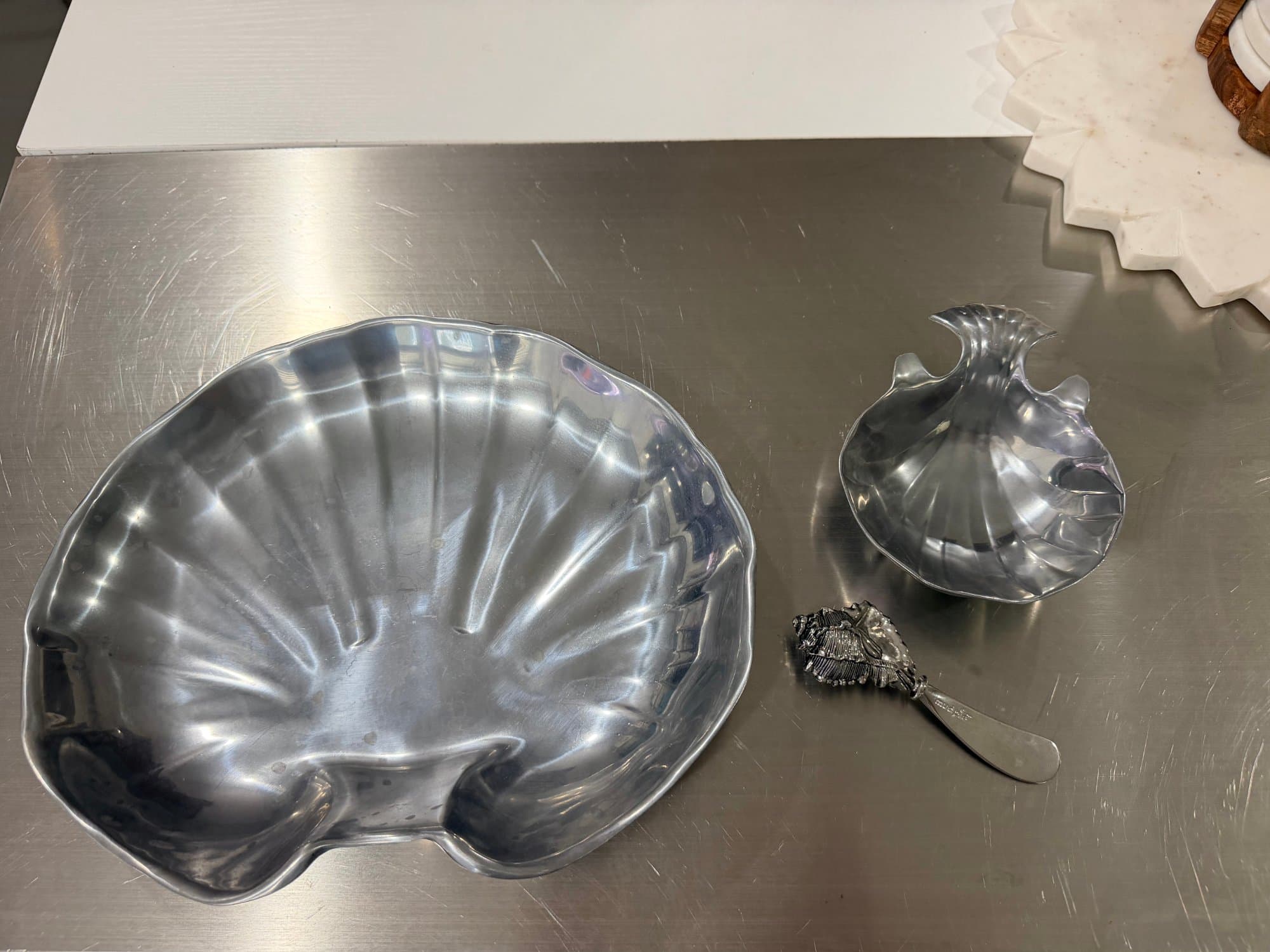 Clam shell serving dish and spreader set platter and dip bowl