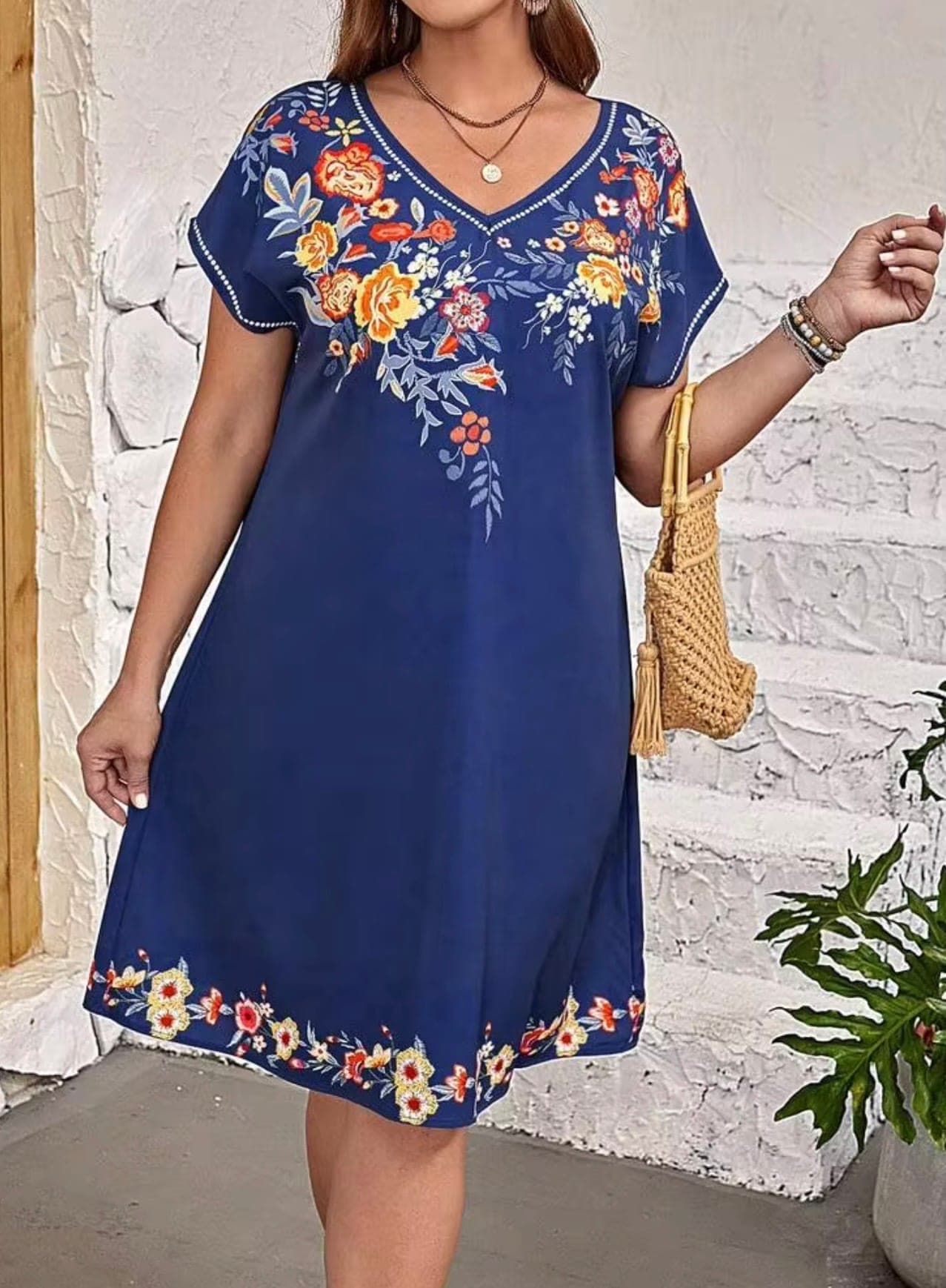 NWT Emery Rose navy floral embroidered shift dress