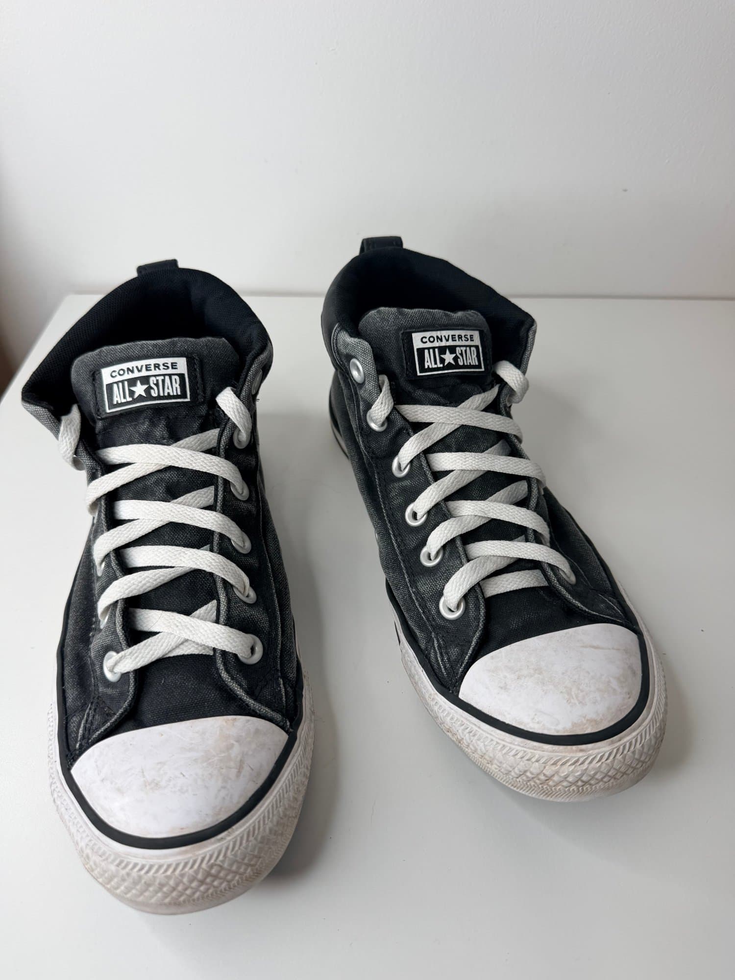 Converse Chuck Taylor mid top sneakers mens size 9